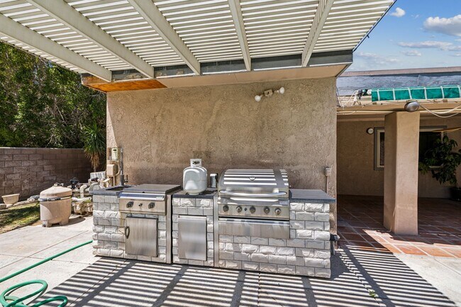 Building Photo - 3 Bed / 2 Bath Home with Bonus Room, Pool and Two Car Garage.