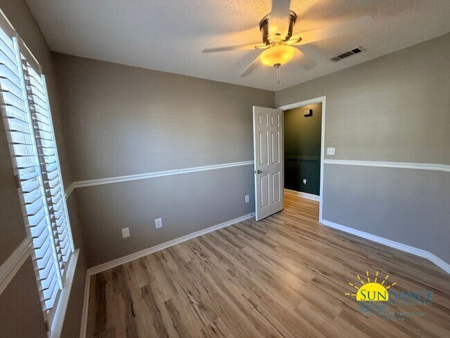 Building Photo - Charming Custom Details & Cul-de-Sac Living in Mary Esther!