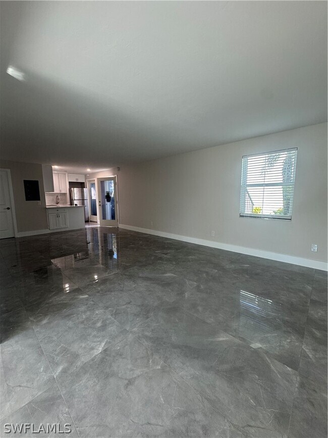 Building Photo - 637 12th Ave S