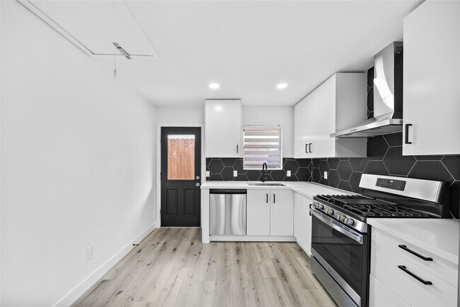 Building Photo - 1106 W Tri Oaks Ln