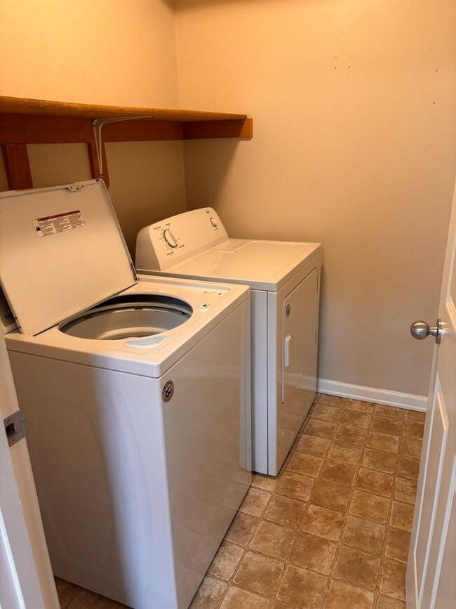 Building Photo - Wonderful East Anchorage 3 Bed Townhome!