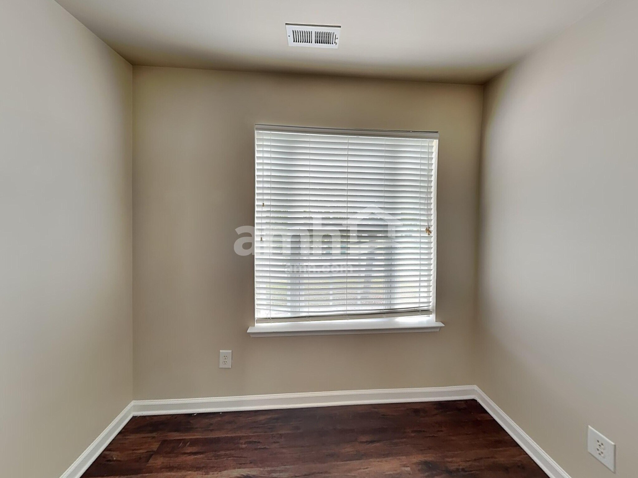 Building Photo - 1038 Vanguard Dr