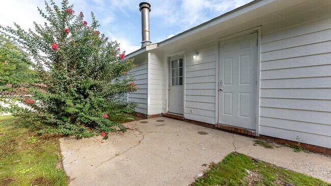 Building Photo - 6806 Cove Cir