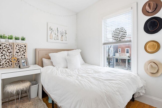 Building Photo - 142 Boston St