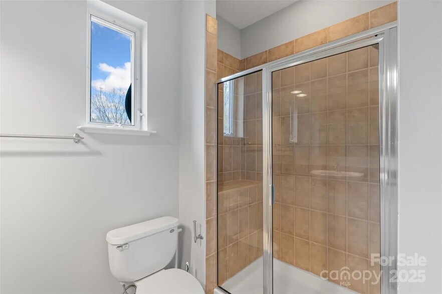 Top Floor Primary Bathroom - 840 Garden District Dr