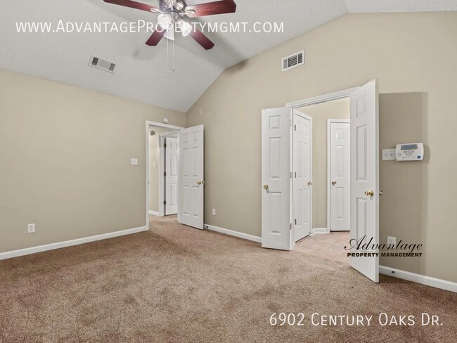 Building Photo - 6902 Century Oaks Dr