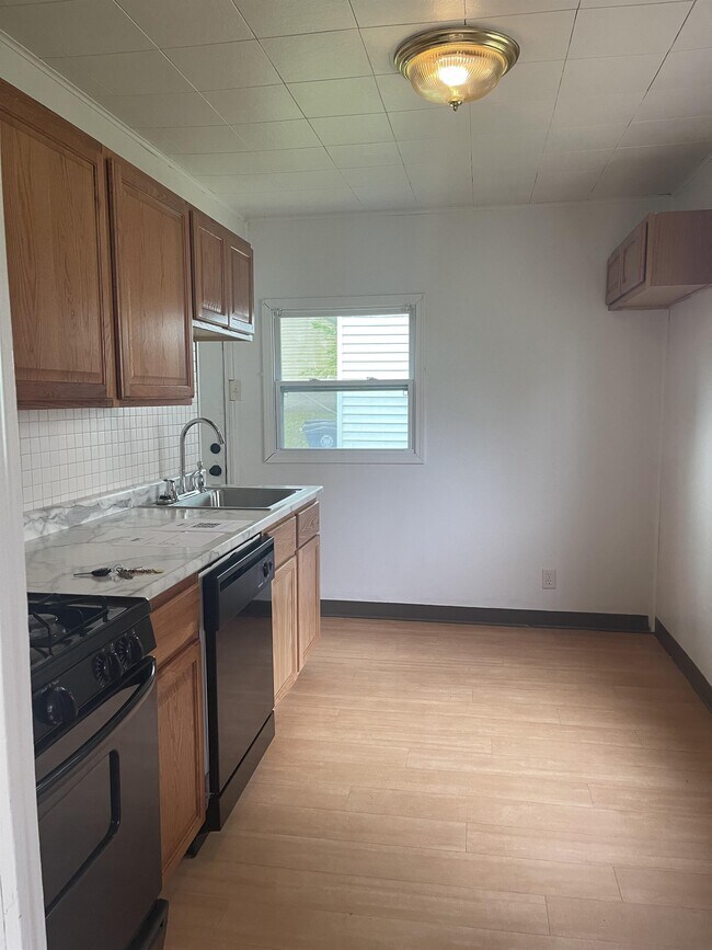 Building Photo - 887 Kickapoo Ave