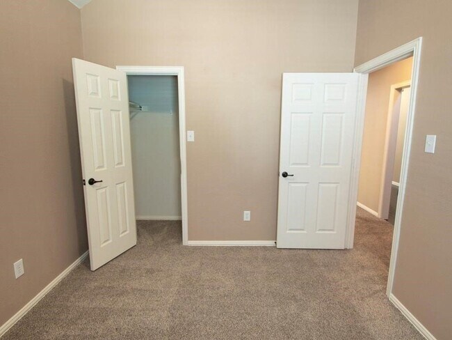 Building Photo - 417 Hackberry Dr