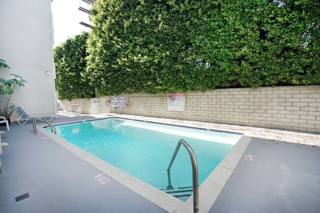 Building Photo - Sunlight Galore 2 Bed / 3Bath + Loft + Sundeck Condo in Westwood!