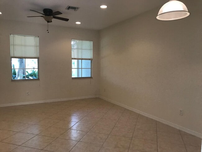 Building Photo - 141 E Thatch Palm Cir