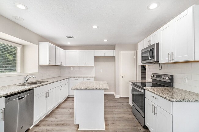 Building Photo - Spacious 4 bedroom 2 1/2 baths, 2 story for lease in the Elm Grove Village Subdivision - Kingwood