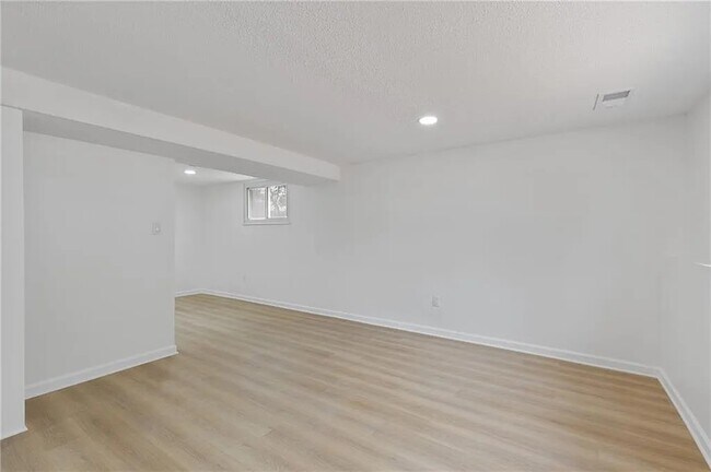 Building Photo - 804 S Montclaire Dr