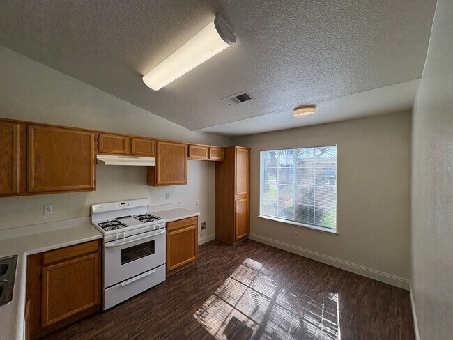 Building Photo - SE Visalia home Rent Ready!