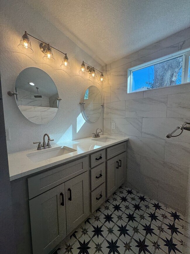 Building Photo - Beautiful 2 bd 2 ba with office! Home minutes from the Historic Pearl! AVAILABLE NOW!