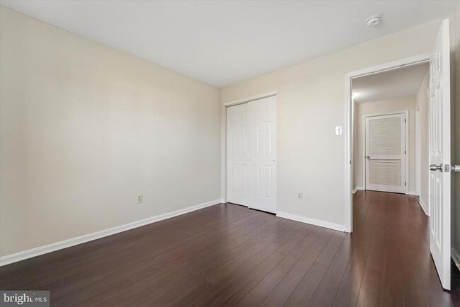 Building Photo - 5202 Drawbridge Ct