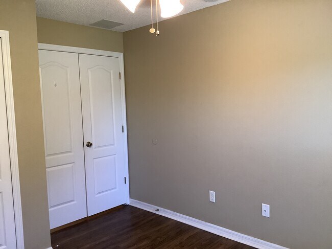 Building Photo - 2207 Golden Ivy Way