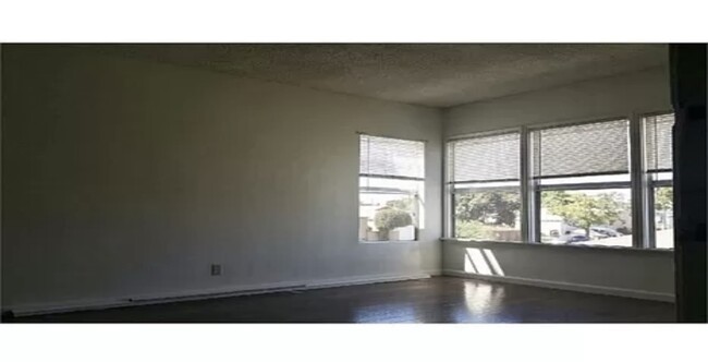 Building Photo - 9134 S Manhattan Pl