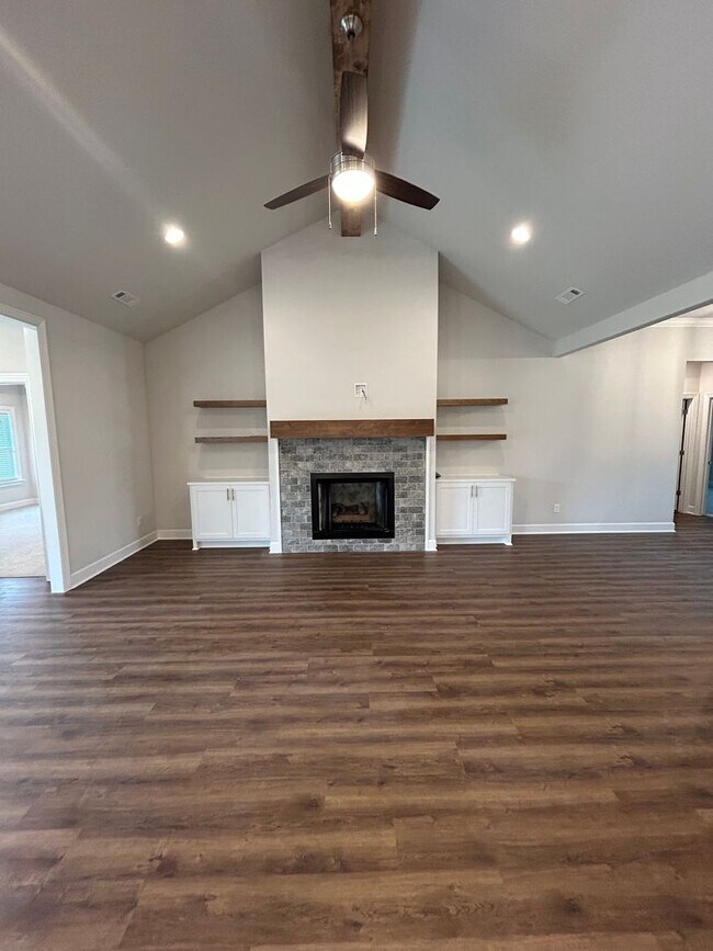 Building Photo - Beautiful Modern Home in Pea Ridge!