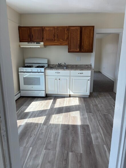 Building Photo - 4 Fairway Dr