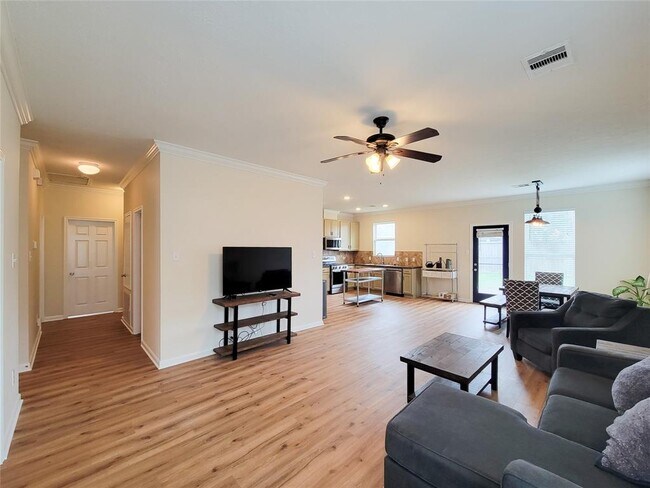 Building Photo - 1610 Pointe Leone