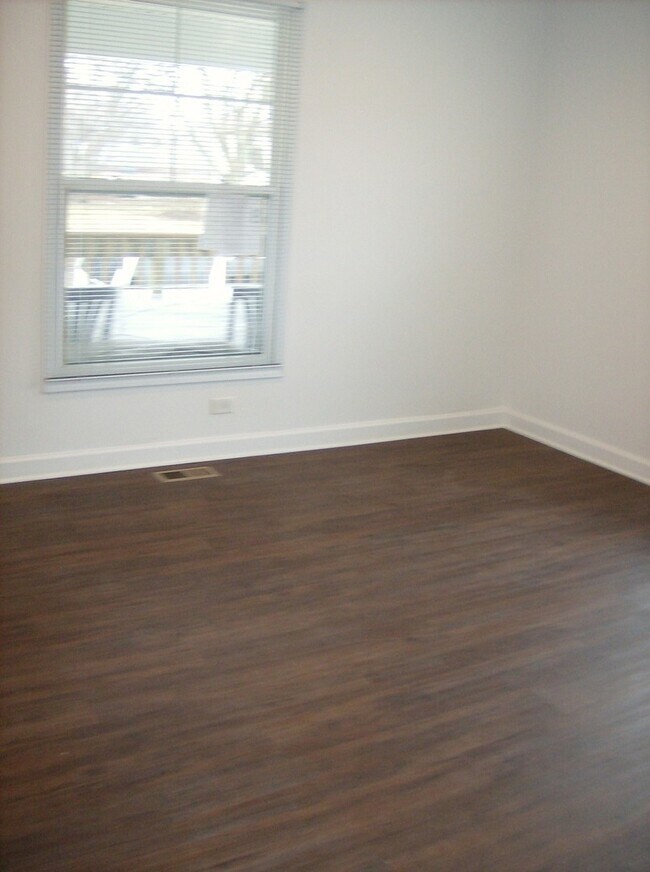 Building Photo - 1814 Lake St