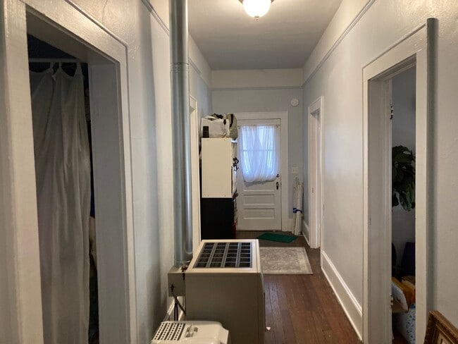 Building Photo - Spacious 2 Bedroom House Close to Campus!!