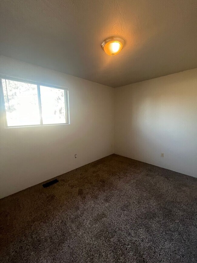 Building Photo - 2-Bedroom 1 1/2-bathroom Townhouse Style Apartment