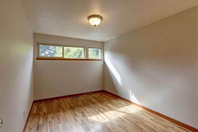 Building Photo - Welcome Home to Your Beautiful Oasis in En...