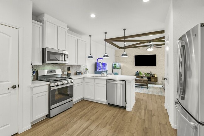 Building Photo - 5526 Hyde Park Dr