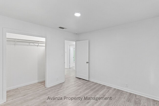 Building Photo - Fresno Mayfair District - 3 Bedroom Home  1 Year Lease