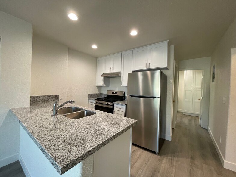 Building Photo - 1823 Gardenia Ave