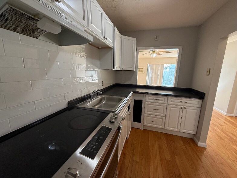 Building Photo - 44 Maple St