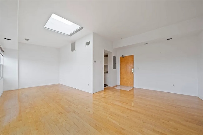 Building Photo - APT 403