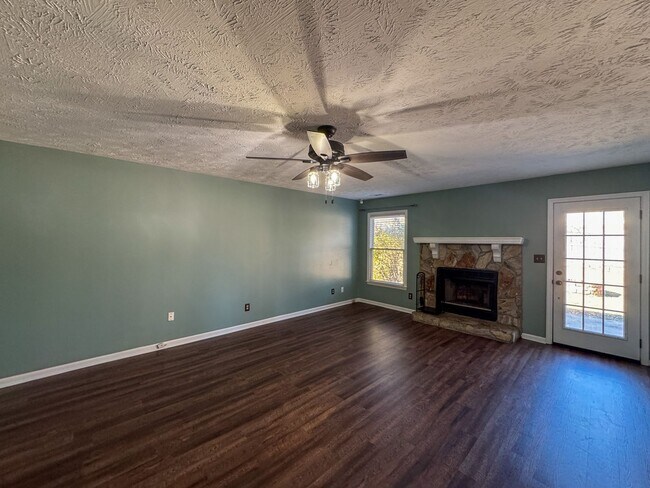 Building Photo - Charming 3 Bed 2 Bath Home with Fenced Backyard