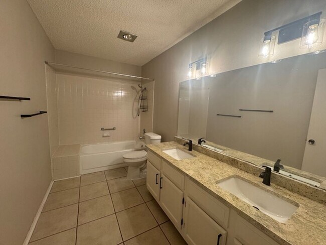 Building Photo - What a Gem! Spacious, Renovated 1-Story Ho...