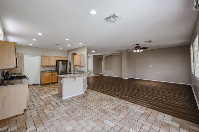 Building Photo - COMING SOON !! Lovely 4Bedroom/2Bath in the Heart of Chandler