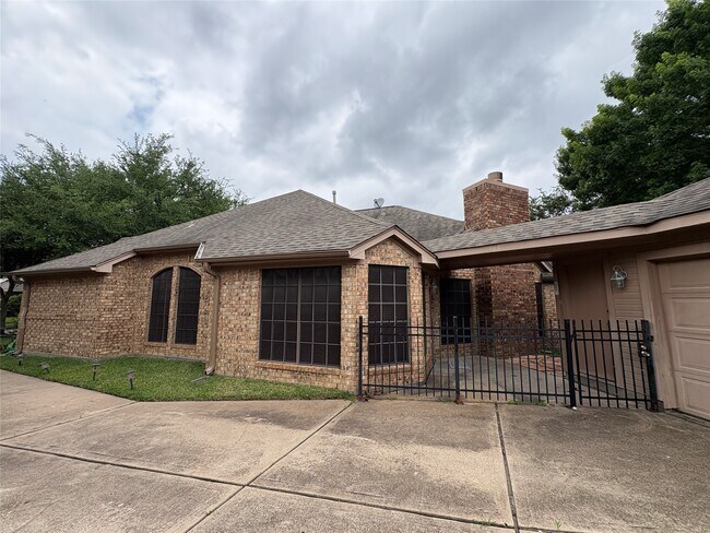 Building Photo - 1631 Berkoff Dr