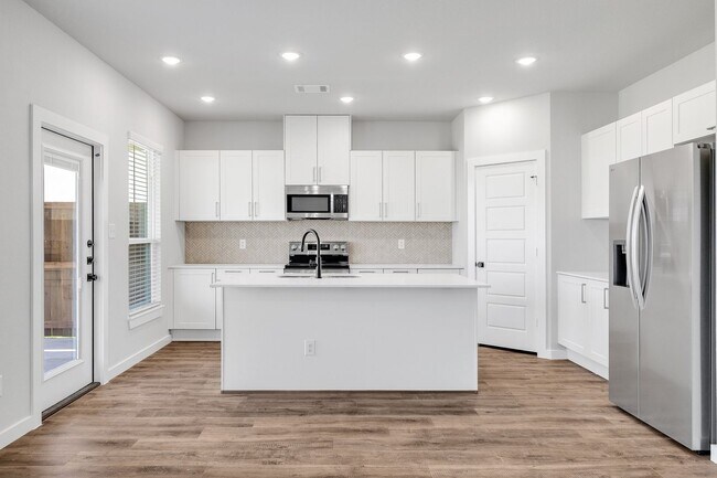 Building Photo - EDGEWOOD ESTATES NOW PRE-LEASING! LUXURIOUS DUPLEX LOCATED ON 1-ACRE LOT IN MIDLOTHIAN, TX!