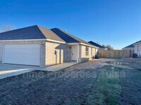 Building Photo - 1517 Rosewood Dr