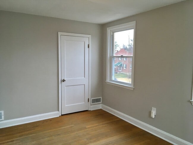 Building Photo - Fantastic 3 Bedroom EOG Townhome with Parking Pad in Parkville!