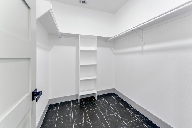 Building Photo - 90 Piping Rock Pl