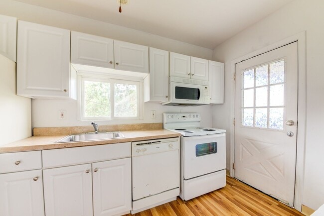 Building Photo - Available August 2026 - Renovated 2 Bedroom Home in Duquesne Heights!