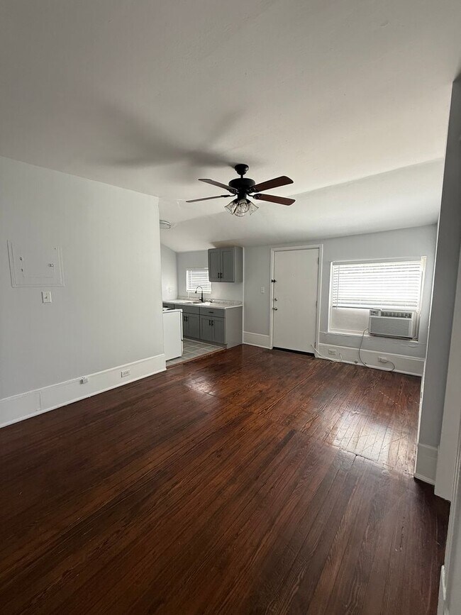 Building Photo - Penthouse Vintage Apartment in Historic Home Near Downtown
