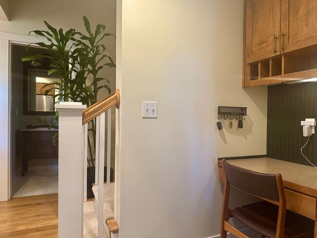 Building Photo - Gorgeous Maple Leaf Property - Huge Yard a...