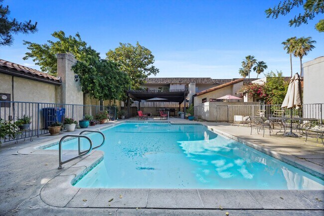 Building Photo - Spacious Condo Near Bakersfield College – Prime Location!