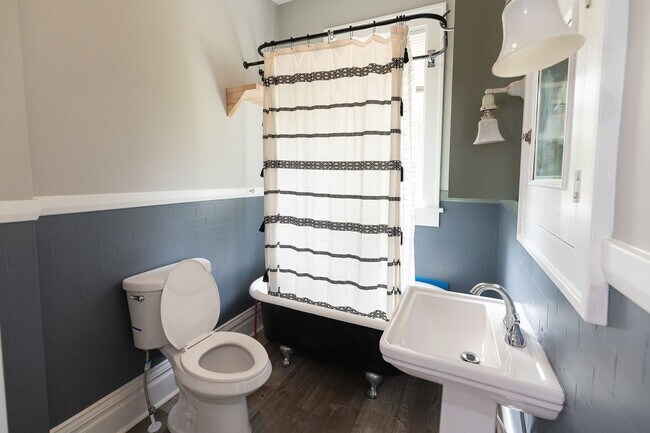 Building Photo - 501 Steele St