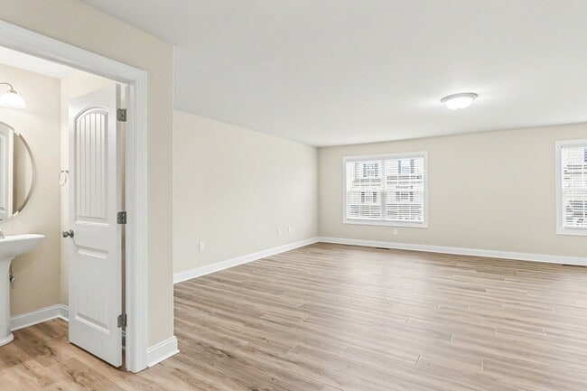 Building Photo - Three bedroom, 2.5 townhome in Mechanicsburg near Trindle Rd.