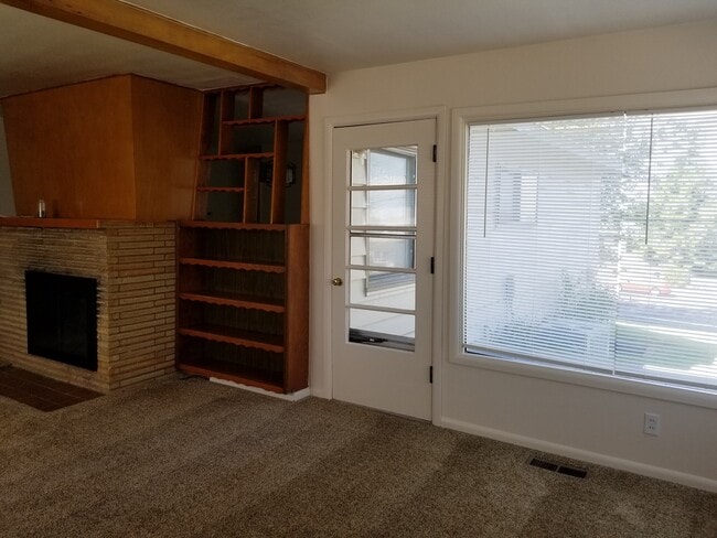 Building Photo - CHRISTMAS SPECIAL - 1/2 OFF DECEMBER RENT