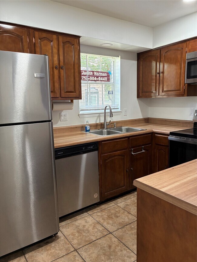 Building Photo - 13026 Trail Hollow Dr