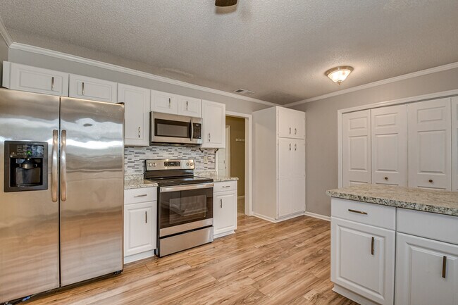 Building Photo - 4410 Goshen Lake Dr S